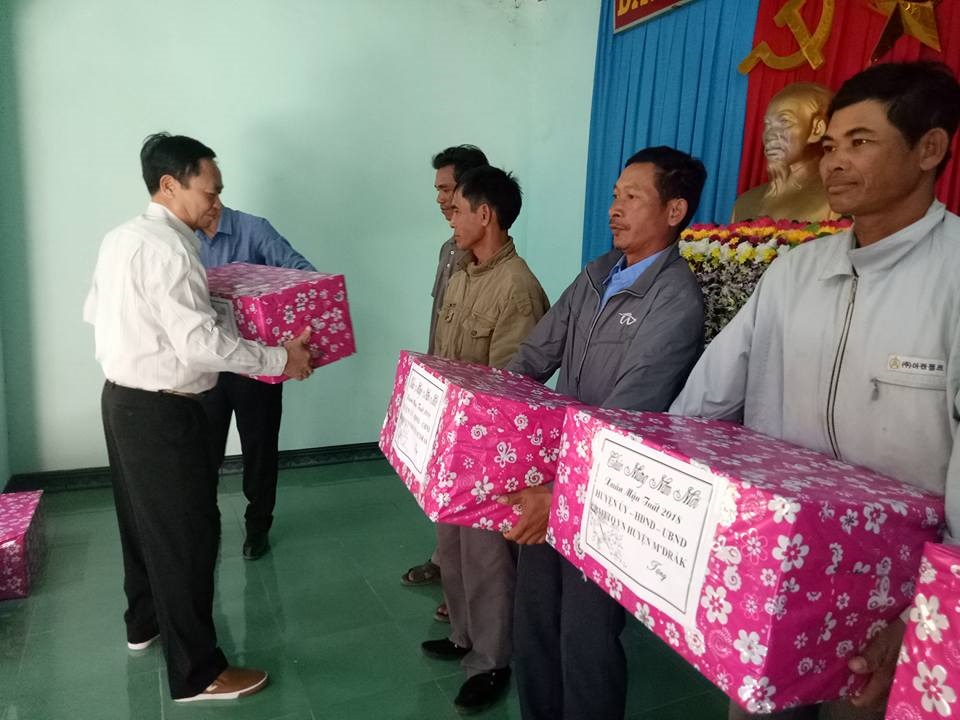 Đoàn công tác do đồng chí Lê Đình Điền, Phó bí thư Huyện ủy làm trưởng đoàn đã đến thăm và trao tặng quà cho nhân dân trên địa bàn xã EaTrang nhân dịp Tết Nguyên đán Mậu Tuất 2018